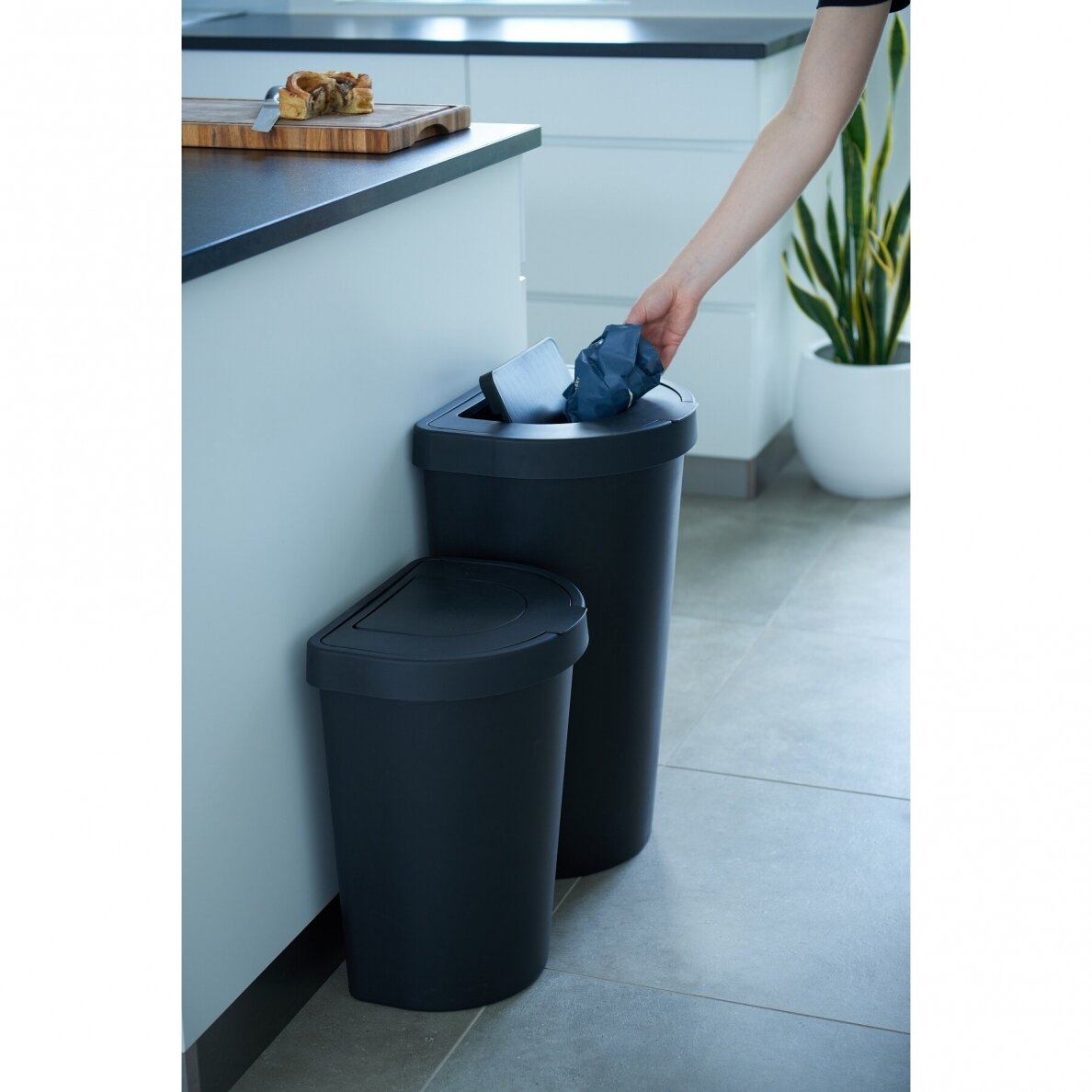 Dėžė šiukšlėms 45l SwingBin(6) Seattle 2 Dėžė šiukšlėms 45l SwingBin(6) Seattle 2